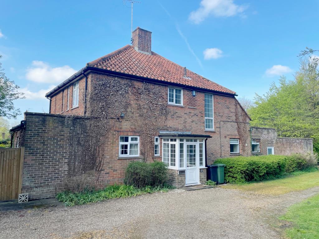 Lot: 37 - FOUR-BEDROOM DETACHED HOUSE AND LAND WITH PLANNING FOR FOUR ADDITIONAL DWELLINGS - The Rectory front of property